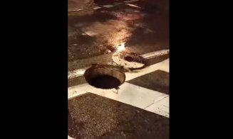 Au refulat canalele în Cluj-Napoca și au aruncat capacele în drum / ”Mai zboară capace de la ploaia torențială”