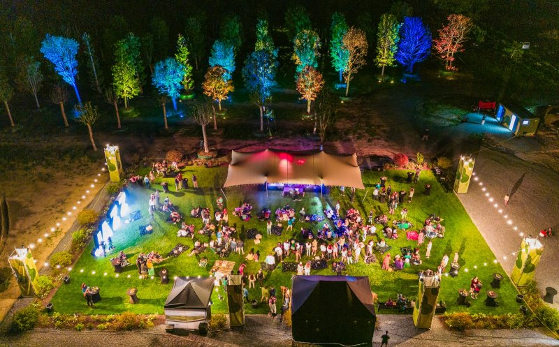 Weekend cu ritmuri de jazz și relaxare într-un cadru inedit. POP-UP JAZZ CLUB a debutat cu concerte în pepiniera Iulius din complexul USAMV Borhanci