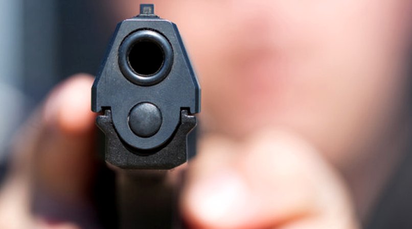 Tânăr de 23 de ani, luat pe sus de polițiști după ce a ieșit pe stradă cu un pistol de jucărie. A fost internat la Psihiatrie