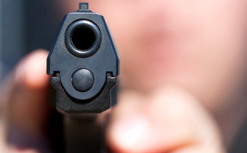 Tânăr de 23 de ani, luat pe sus de polițiști după ce a ieșit pe stradă cu un pistol de jucărie. A fost internat la Psihiatrie