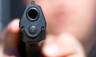 Tânăr de 23 de ani, luat pe sus de polițiști după ce a ieșit pe stradă cu un pistol de jucărie. A fost internat la Psihiatrie