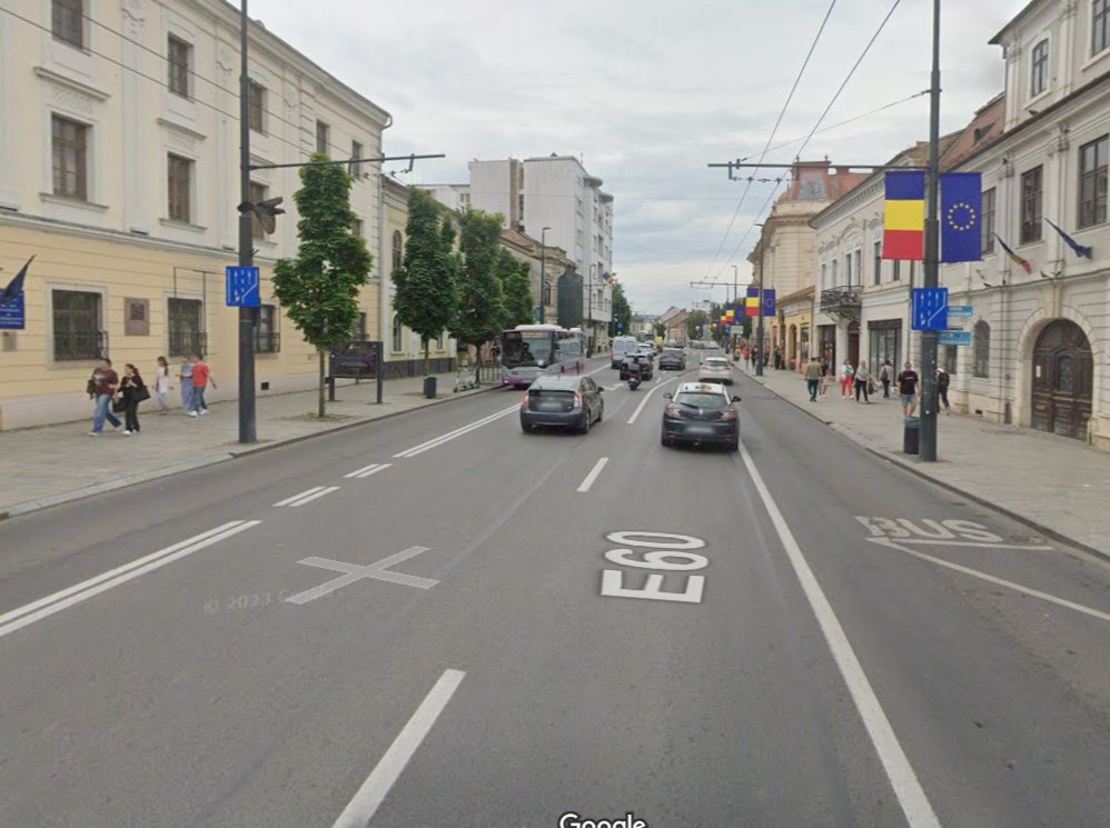 ACCIDENT în centrul Clujului! Coliziune între un microbuz școlar și o mașină / Polițistă locală, RĂNITĂ