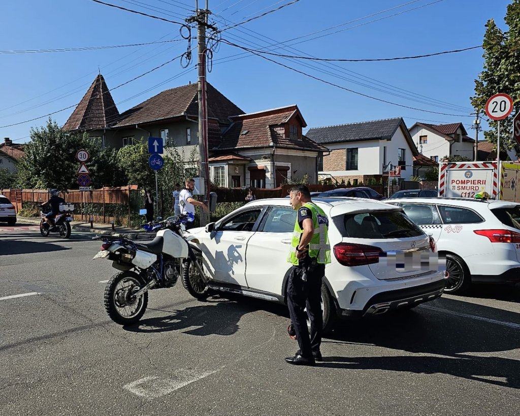 Accident în Gheorgheni între un autoturism și o motocicletă. Un bărbat a fost rănit