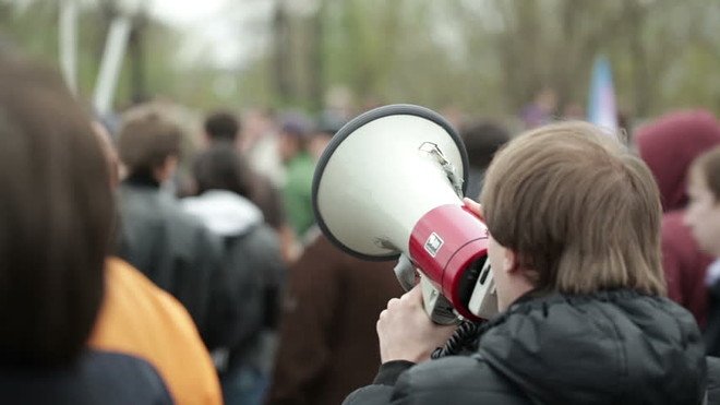 Lege promulgată! Incitarea la violenţă, ură sau discriminare pe criteriul opiniei sau apartenenței politice este infracțiune