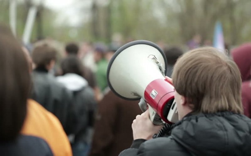 Lege promulgată! Incitarea la violenţă, ură sau discriminare pe criteriul opiniei sau apartenenței politice este infracțiune