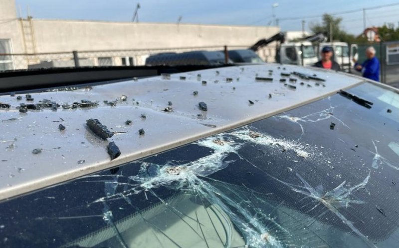 Mașină distrusă după ce a fost ridicată de RADP Cluj-Napoca. ”Au scăpat-o de pe platformă și brațul macaralei pe mașină”