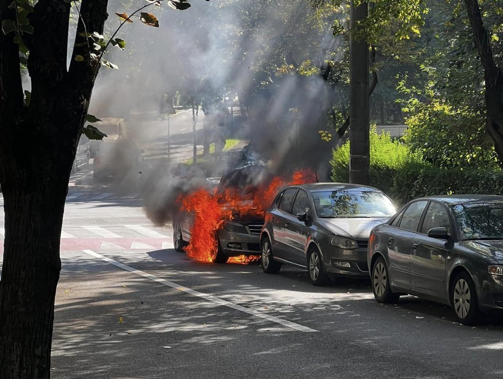 INCENDIU în Zorilor! Doua mașini au luat FOC