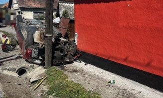 Mașină răsturnată într-o localitate din Cluj. Un bărbat a ajuns la spital