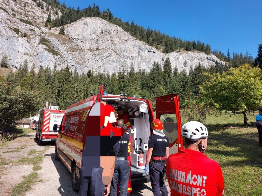 Un bărbat a rămas inconștient la Cheile Bicazului după ce a fost lovit de o piatră. A intervenit elicopterul SMURD
