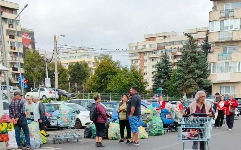 Coadă la reciclare la un supermaket în Cluj-Napoca. Oamenii primesc bani în vouchere pentru orice recipient