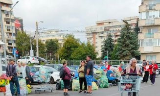 Coadă la reciclare la un supermaket în Cluj-Napoca. Oamenii primesc bani în vouchere pentru orice recipient