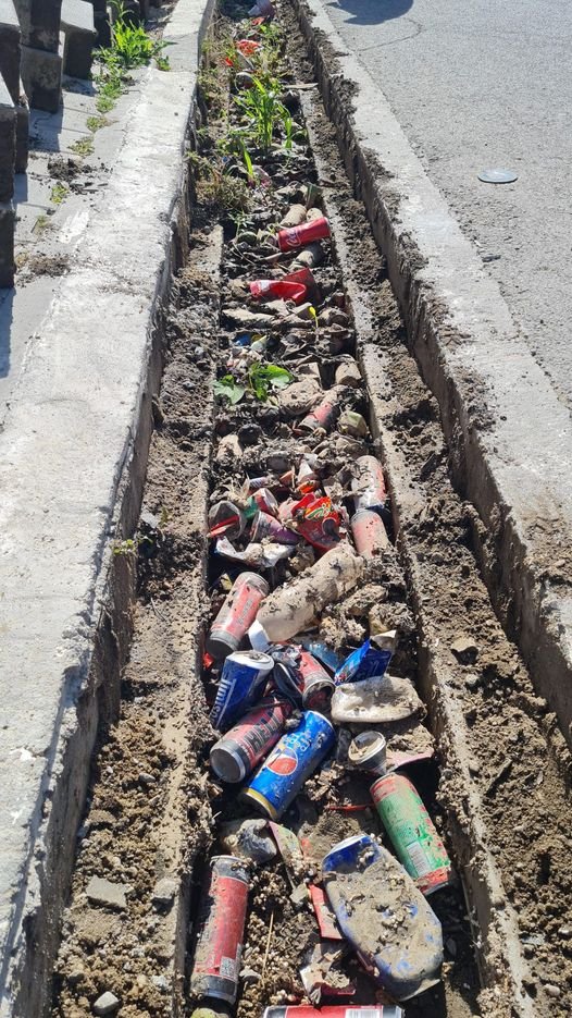 O primărie din județul Cluj le bate obrazul cetățenilor: „Rigolele NU sunt coșuri de gunoi”