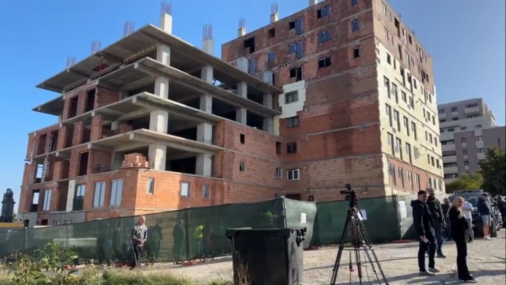Primăria Cluj-Napoca demolează un bloc construit ilegal de țeparul Onuc. Locatarii protestează