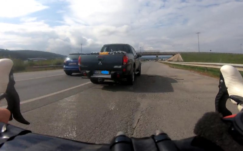 Depășire extrem de periculoasă, în Cluj. Un biciclist era să-și piardă viața din cauza unui vitezoman