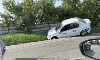 Accident rutier în Cluj. Un taxi a ajuns în șanț / Intervine un echipaj SMURD