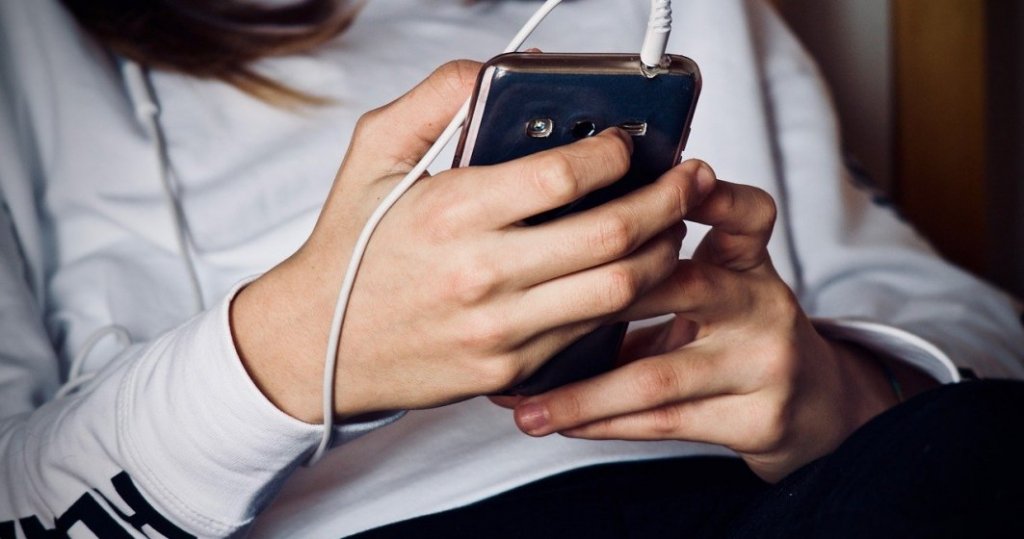Copiii sub 16 ani nu vor mai avea acces la rețelele de social media fără acordul părinților