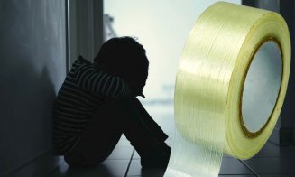 România Educată... cu abuzuri: O învăţătoare a legat de scaun cu bandă scotch un copil de 8 ani
