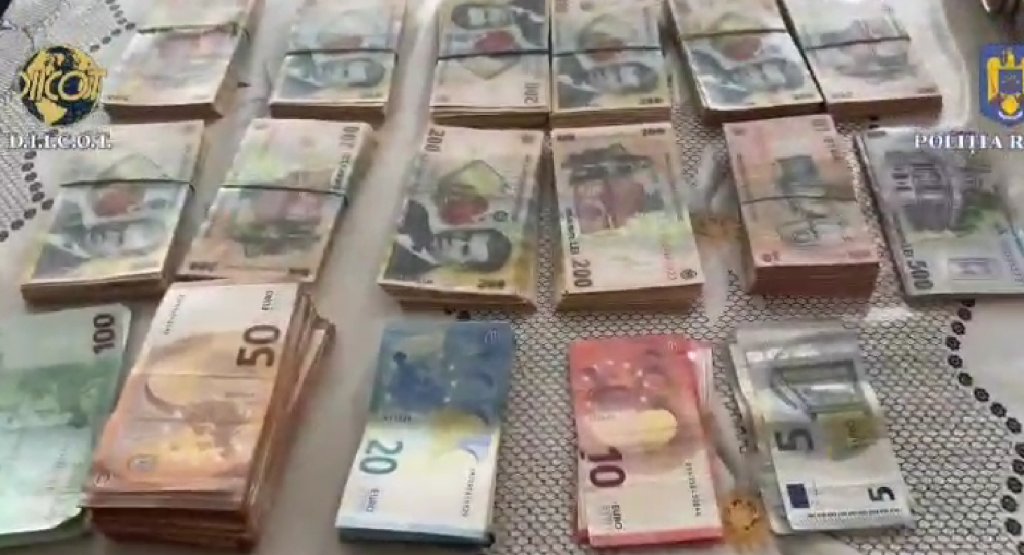Percheziții în Cluj la traficanți de droguri. Sumele uriașe de bani făcute din vânzarea substanțelor interzise, confiscate