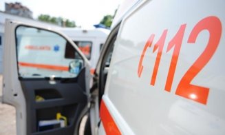 ACCIDENT între o mașină și un camion, în Cluj. O femeie rănită a fost transportată la spital