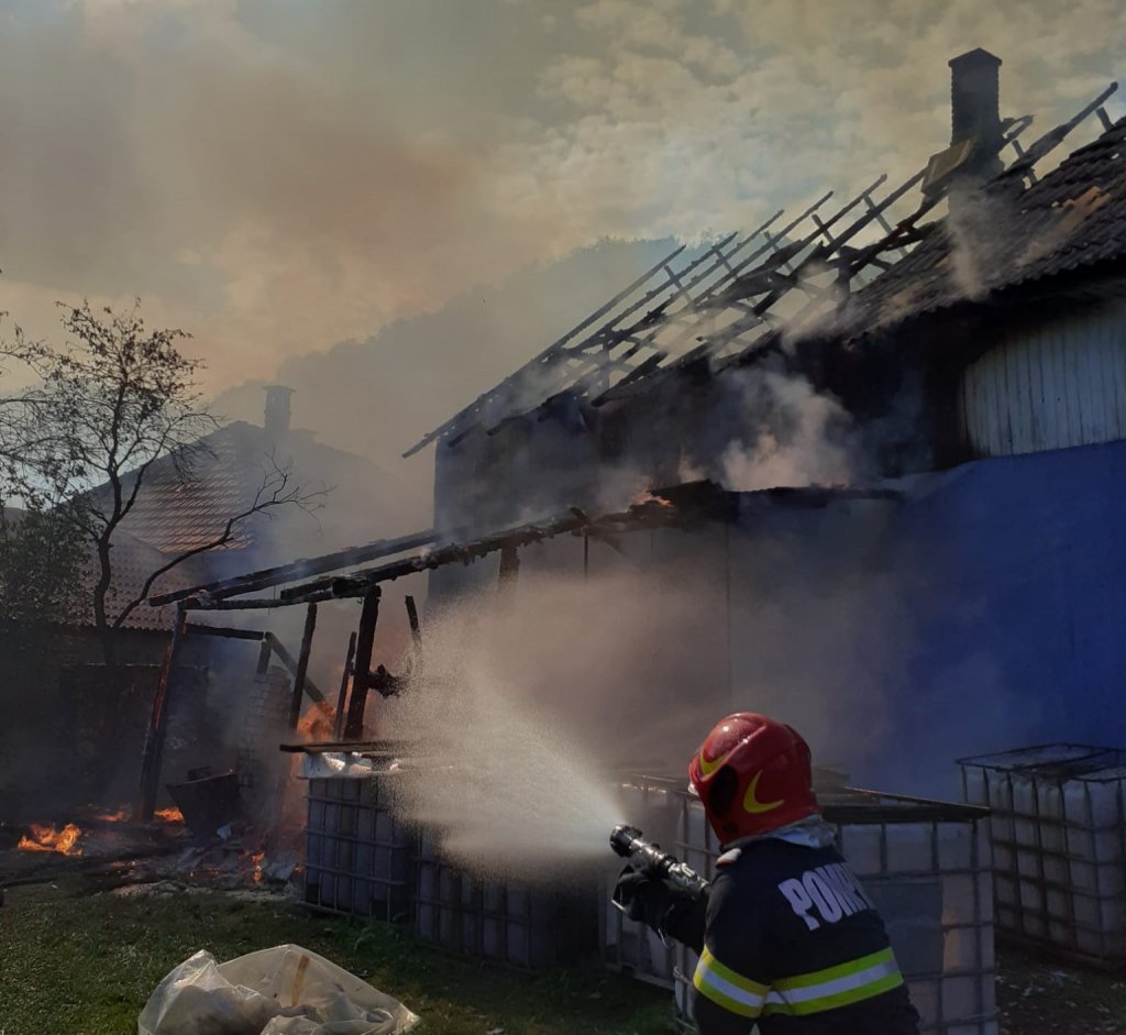 INCENDIU într-o localitate din Cluj! O casă a luat FOC