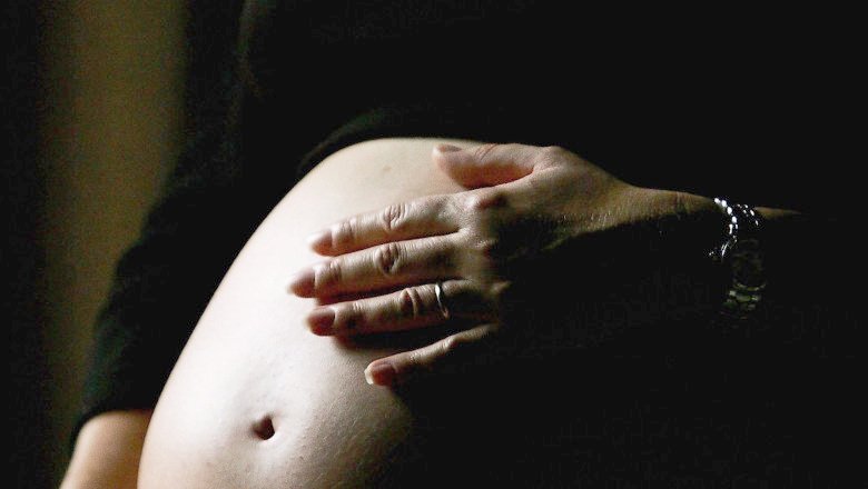 Bebeluş mort înainte să fie născut, în timp ce mama se afla în travaliu şi sângera în spital / Cadre medicale reţinute pentru ”vătămarea fătului”