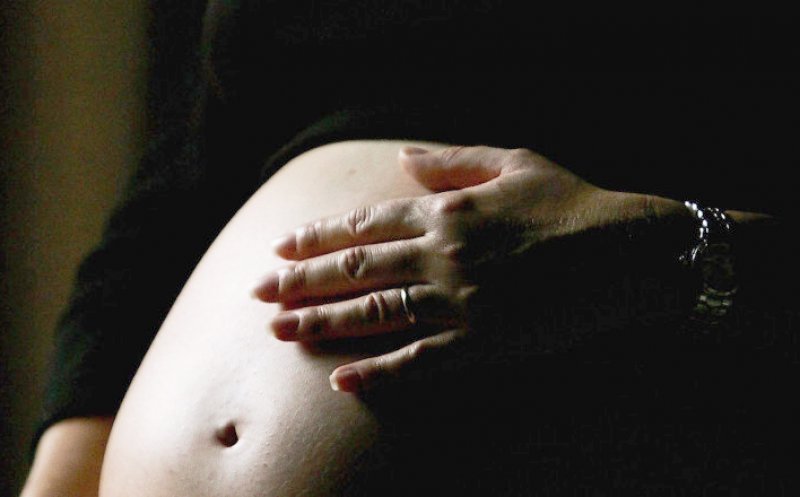 Bebeluş mort înainte să fie născut, în timp ce mama se afla în travaliu şi sângera în spital / Cadre medicale reţinute pentru ”vătămarea fătului”