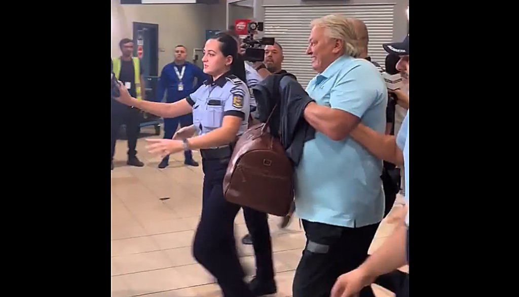 Dănuț Lupu în cătușe. Săltat de polițiști direct din aeroport pentru a fi dus la penitenciar