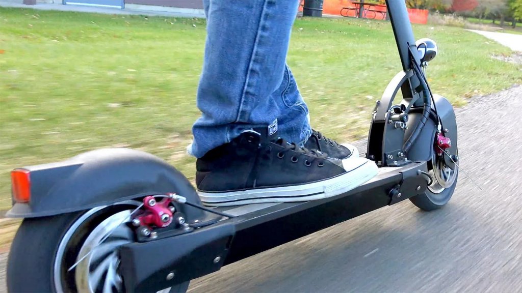 RCA obligatoriu pentru trotinetele și bicicletele electrice. Legea a fost pusă în dezbatere publică
