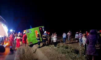 Un autocar cu 83 de pasageri s-a răsturnat. A fost activat Planul Roşu de Intervenţie