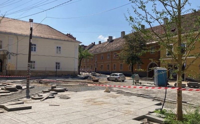 Aviz favorabil pentru soclul statuii lui Racoviță și a grupului statuar „Școala Ardeleană” / Dispar copacii din fața Bisericii Piariste