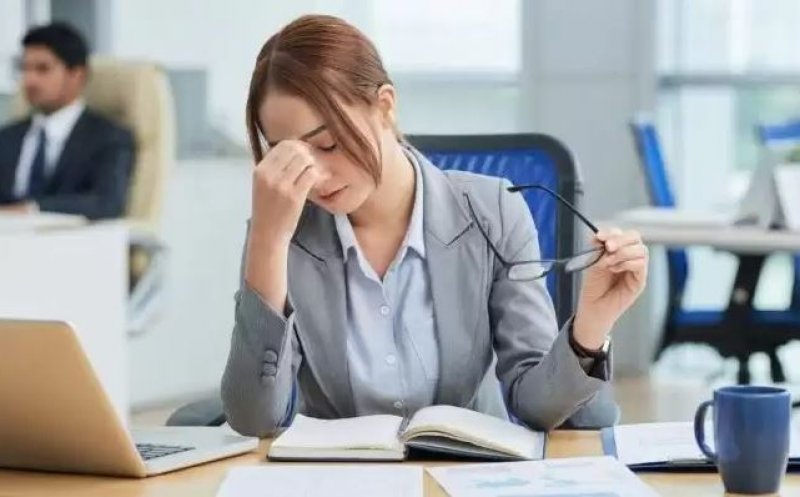 Unul din trei angajați români spun că sunt în burnout. Muncesc prea mult, nu câștigă suficient și nu se simt apreciați la job