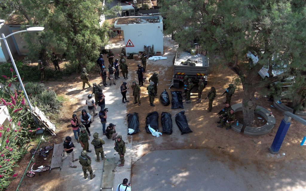 Hamas, CRUZIME fără limite: Cel puțin 40 de cadavre, inclusiv bebeluși decapitați, descoperite în Kfar Azzaz