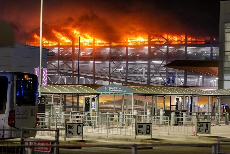 Incendiu pe unul dintre cele mai frecventate aeroporturi de români! Zboruri de Cluj, anulate