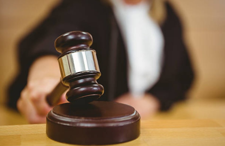În slujba nelegiuirii. O judecătoare a fost reținută pentru consum de droguri, luare de mită și favorizarea infractorilor