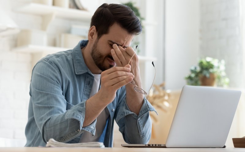 Ce este sindromul vederii computerizate, afecțiunea cu care riscă să se aleagă cei care stau cu ochii în ecrane peste două ore pe zi