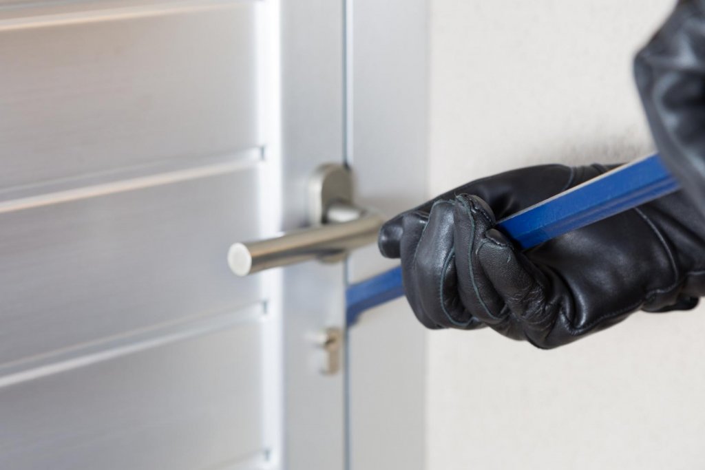 Adolescent de 16 ani din Cluj, arestat după ce ar fi furat unelte electrice de peste 12.000 de lei