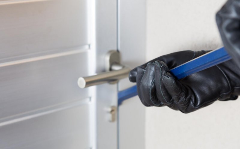 Adolescent de 16 ani din Cluj, arestat după ce ar fi furat unelte electrice de peste 12.000 de lei