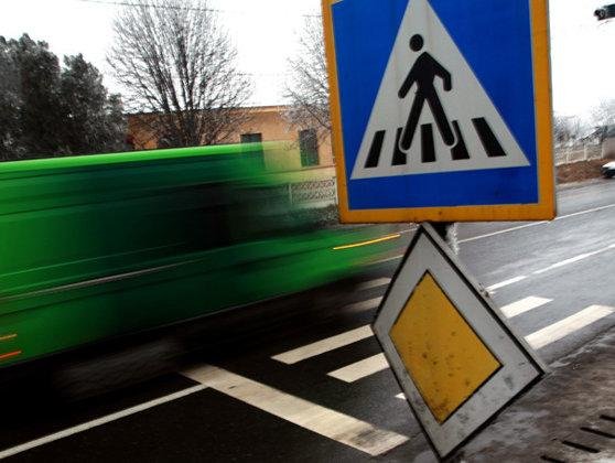 Adolescentă de 15 ani, lovită din plin de o mașină pe trecerea de pietoni, în Gherla. Minora a ajuns la spital