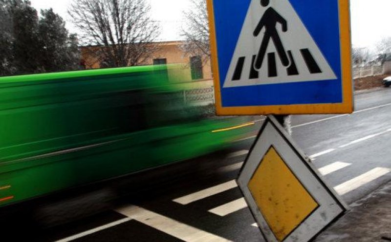 Adolescentă de 15 ani, lovită din plin de o mașină pe trecerea de pietoni, în Gherla. Minora a ajuns la spital