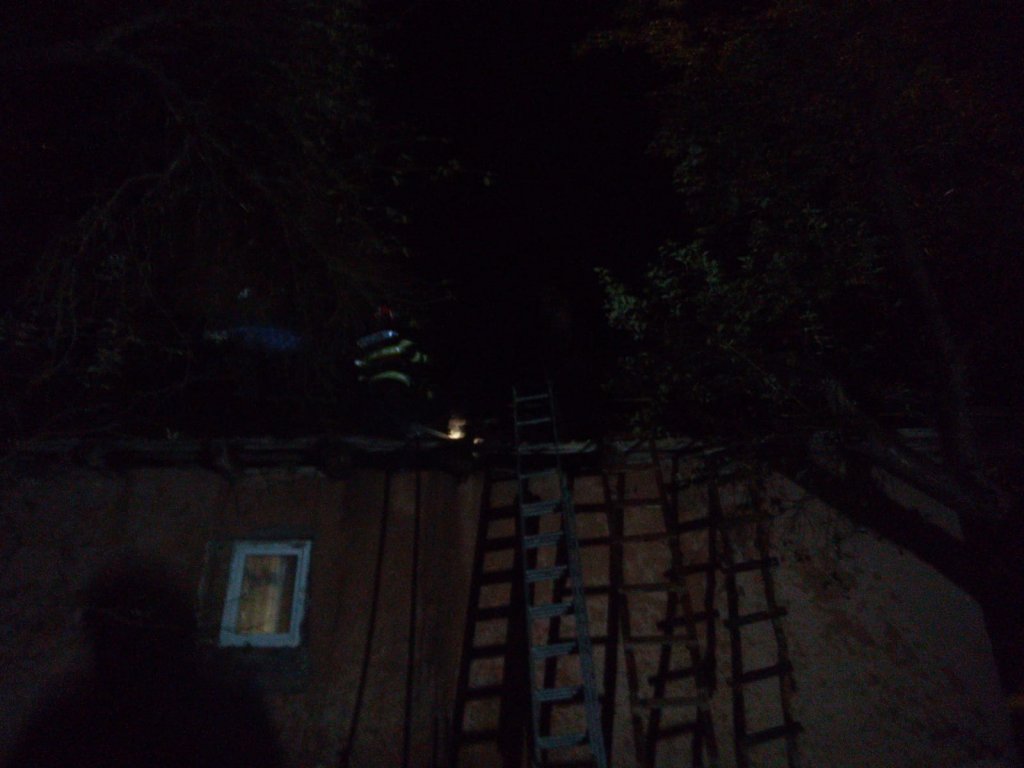 Incendiu într-o comună din Cluj. Acoperișul unei case a fost cuprins de flăcări / Pompierii au stins focul după o oră