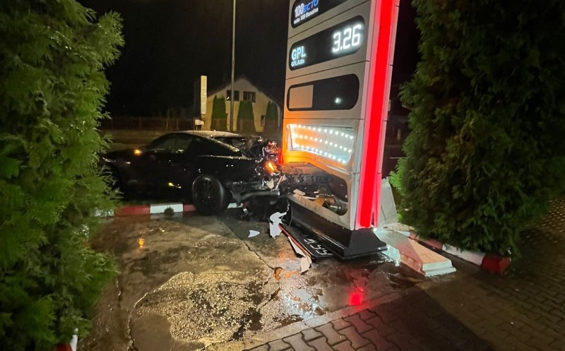 ACCIDENT pe Calea Turzii, în dreptul unei benzinării. Şi-a făcut maşina praf