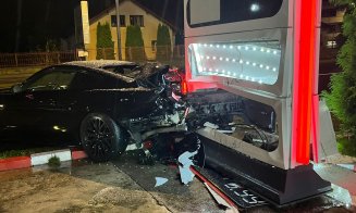 ACCIDENT pe Calea Turzii, în dreptul unei benzinării. Şi-a făcut maşina praf