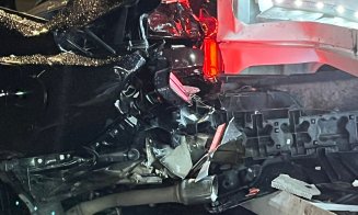 ACCIDENT pe Calea Turzii, în dreptul unei benzinării. Şi-a făcut maşina praf