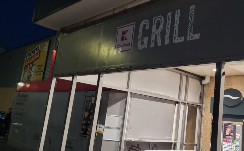 Comisarii ANPC au închis grill-urile Kaufland Cluj. Amenzi de peste 100.000 de lei pentru mizeria, marfa expirată și muștele găsite