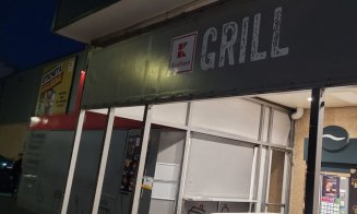 Comisarii ANPC au închis grill-urile Kaufland Cluj. Amenzi de peste 100.000 de lei pentru mizeria, marfa expirată și muștele găsite