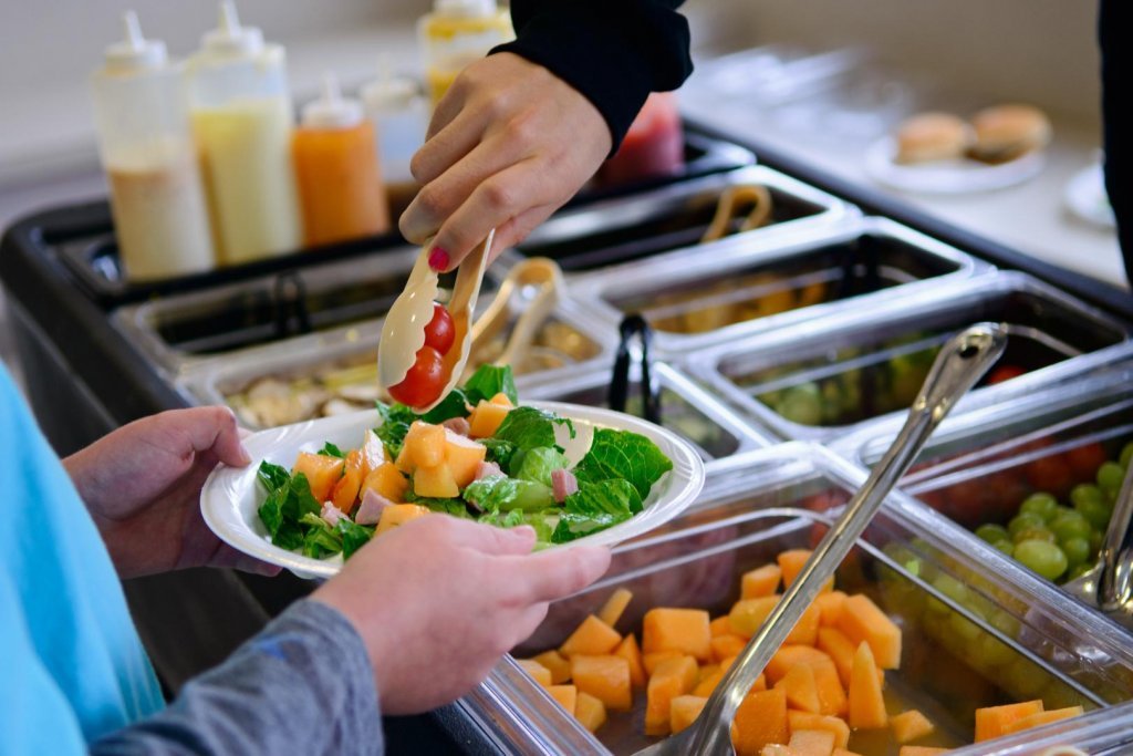 Experți în nutriție: Toate școlile din Europa ar trebui să ofere zilnic o masă sănătoasă copiilor