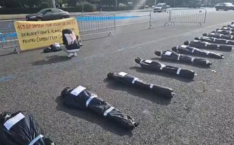 Bolnavii de cancer, protest cu 153 de saci întinși în fața Guvernului. "Cadavrele", numărul celor care mor zilnic de cancer în România