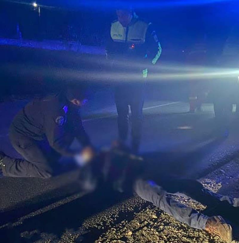 Întins pe şosea, la intrare în Gherla. S-a crezut că a fost acroșat de un autoturism care ar fi părăsit locul accidentului