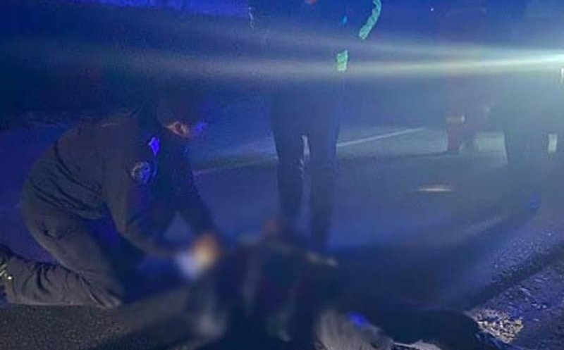 Întins pe şosea, la intrare în Gherla. S-a crezut că a fost acroșat de un autoturism care ar fi părăsit locul accidentului