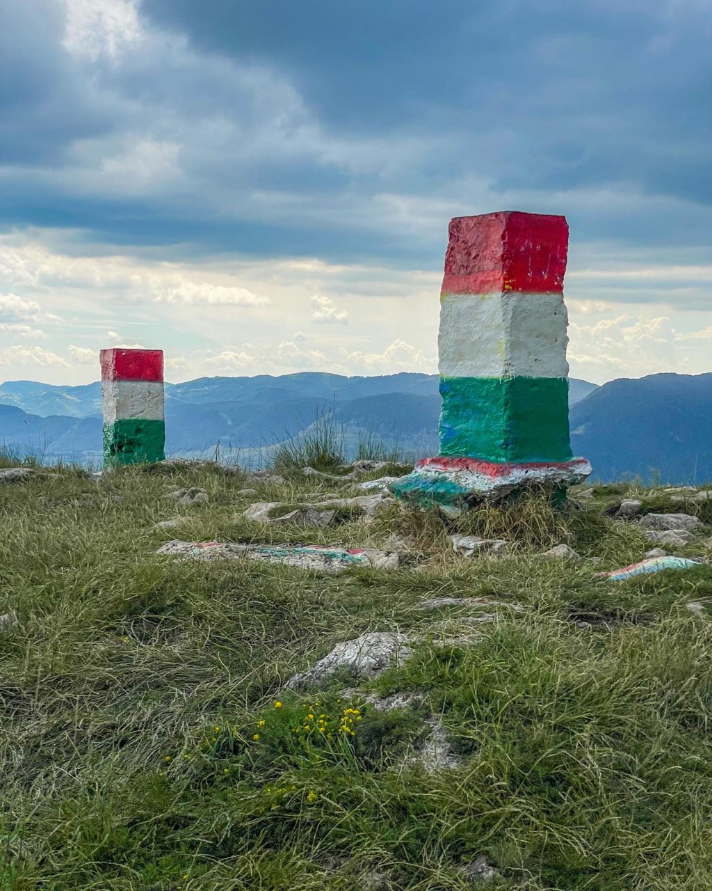 Iar au dat jos Tricolorul! Borna de la Piatra Secuiului din Apuseni a fost revopsită în culorile steagului Ungariei